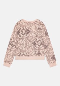 Un sweat-shirt rose clair avec un design en paisley sombre complexe, un col et des poignets côtelés, au look cropped. Détail du logo visible sur la manche.