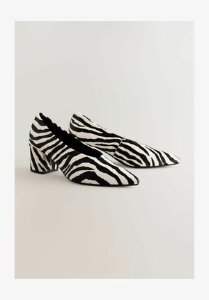 Talons aiguilles à imprimé zèbre, présentant un motif texturé noir et blanc, un talon épais et une silhouette élégante.