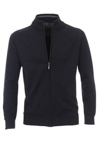 Marinblå zip-kardigan med hög krage, långa ärmar och ribbad mudd. Tillverkad av mjukt, texturerat tyg med diskreta detaljer vid halsliningen.