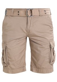 Short cargo beige avec plusieurs poches et une ceinture en tissu assortie avec une boucle argentée.