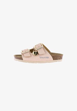 Sandali slide in suede rosa con due fibbie regolabili, dettagli in metallo dorato, un charm a forma di cuore e una soletta in sughero. Logo "Grünland" sul lato.