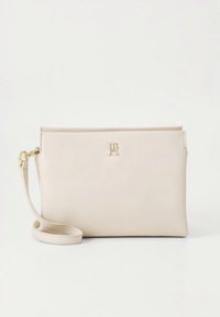 Jasnobeżowa kopertówka z gładkiej skóry, o prostej, prostokątnej formie, złotych okuciach i odpinanym pasku. Z logo jako detalem.