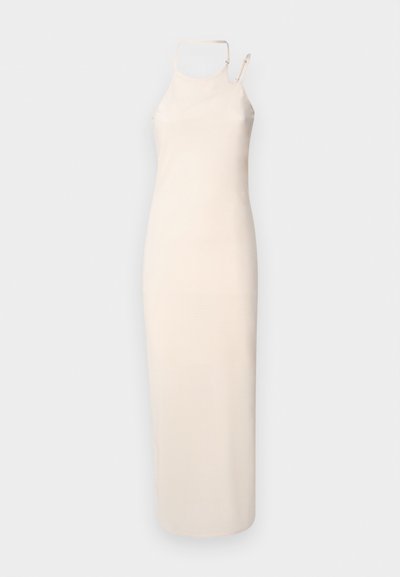 Μακριά, εφαρμοστή φόρεμα από ανοιχτό μπεζ σατέν. Διαθέτει ψηλό λαιμό και ασυμμετρίες στις τιράντες. Λείο ύφασμα με ευθεία σιλουέτα.