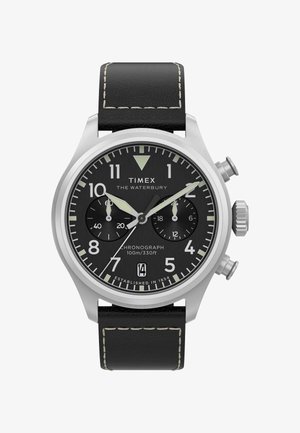Chronografska ura Timex Waterbury z črnim številčnico, srebrnim ohišjem, črnim usnjenim paščkom, datumskim oknom ob 6. uri in dvema podštevilčnicama.