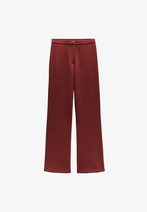 Szerokie spodnie w głębokim bordowym kolorze. Wykonane z miękkiej tkaniny, z gładkim pasem i bez widocznych zapięć czy zdobień.