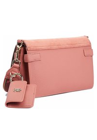 Růžová kožená taška s texturou, s semišovým víkem, odnímatelným popruhem a držákem na klíče. Má obdélníkový tvar s minimálním použitím kovových prvků.