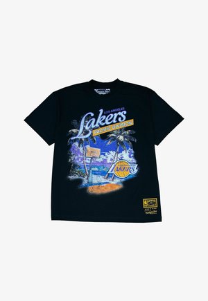 Schwarzes T-Shirt mit dem Schriftzug Los Angeles Lakers, Palmen, Basketballkorb und Spielfeld mit Ozeanhintergrund in Blau- und Orangetönen.