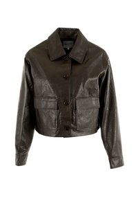 Giacca cropped in pelle marrone scuro con maniche lunghe, grande colletto, chiusura con bottoni e due tasche con pattina.