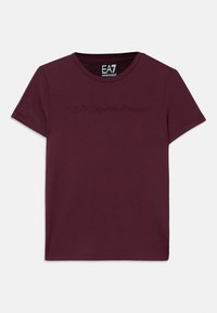 Burgundské bavlněné tričko s krátkým rukávem, kulatým výstřihem a vyšitým logem EA7 Emporio Armani vpředu. Klasický střih.