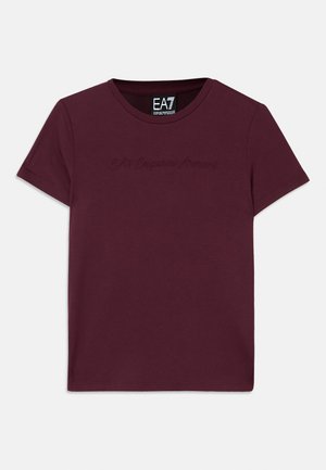 Bordeaux katoenen t-shirt met korte mouwen, ronde halslijn en geborduurd EA7 Emporio Armani-logo op de voorkant. Klassieke pasvorm.
