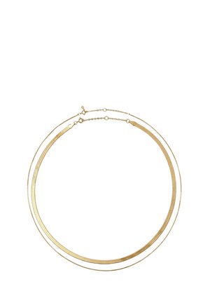 Dwa cienkie złote naszyjniki, jeden płaski i szerszy, drugi delikatny łańcuszek, oba z regulowanymi zapięciami na białym tle.