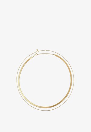 Két vékony arany nyaklánc, egyik lapos és széles, a másik egy finom lánc, mindkettő állítható kapoccsal fehér háttéren.