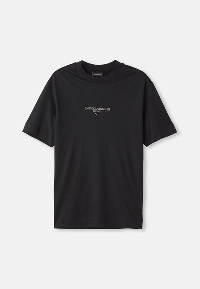 Camiseta de algodón negra con mangas cortas, con un cuello redondo y un logo en relieve en el pecho. Textura suave y ajuste estándar.