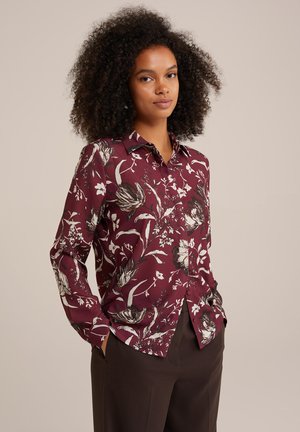 Bluză florală bordo dintr-un material ușor; are modele florale alb-negru, guler, mâneci lungi și închidere cu nasturi.