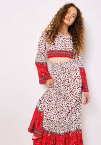 Apricot SARASA FLORAL CROPPED MILKMAID - Blus - white red