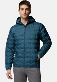 Turkusowa, pikowana kurtka puchowa z kapturem, z zapięciem na zamek z przodu i logo na klatce piersiowej. Posiada elastyczne mankiety oraz dwie boczne kieszenie.