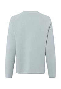 Hellblauer Pullover mit strukturierter Strickoptik, Raglanärmeln und rundem Halsausschnitt. Das Design ist kastig mit einem geraden Saum auf Taillenhöhe.