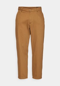 Chinos en coton marron avec une coupe droite, dotés d'une fermeture à boutons, de passants pour ceinture et de poches avant avec une texture lisse.