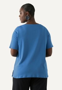 Ulla Popken RHINESTONE FERN SHORT SLEEVE BOAT NECK  - Triko s potiskem - blue denim