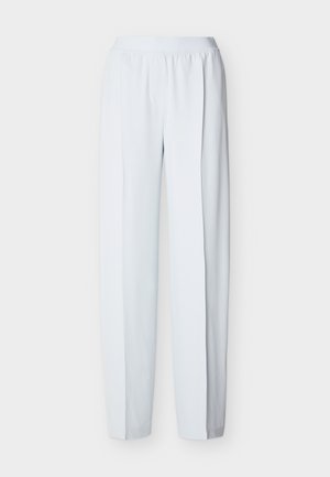 Witte rechte broek met elastische taille en frontplooien, afgebeeld op een effen lichte achtergrond.