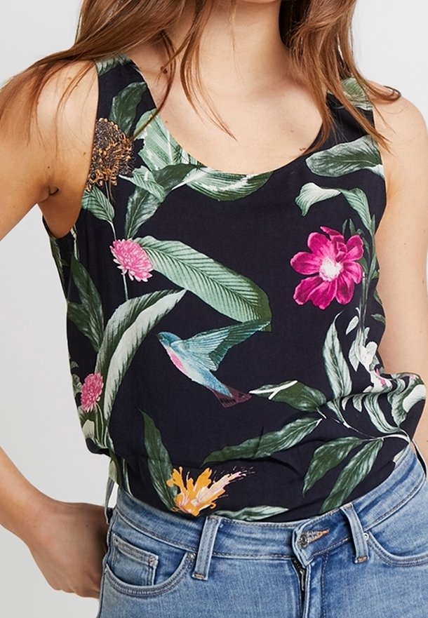 Canotta floreale con sfondo nero, grandi foglie verdi, fiori rosa e arancioni e un motivo di colibrì; tessuto morbido, design senza maniche.