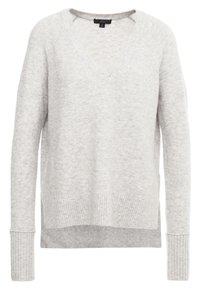 Suéter de cuello en V gris claro, confeccionado con material suave, con un dobladillo y puños acanalados, corte holgado y una textura general suave.