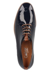 Chaussure à lacets en cuir verni noir avec des lacets et des bordures marron, affichant la marque "confort Gabor" à l'intérieur.