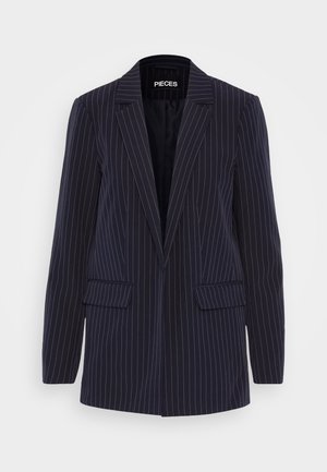 Blazer blu navy a righe con rever a punta, maniche lunghe, tasche a pattina e vestibilità sartoriale.