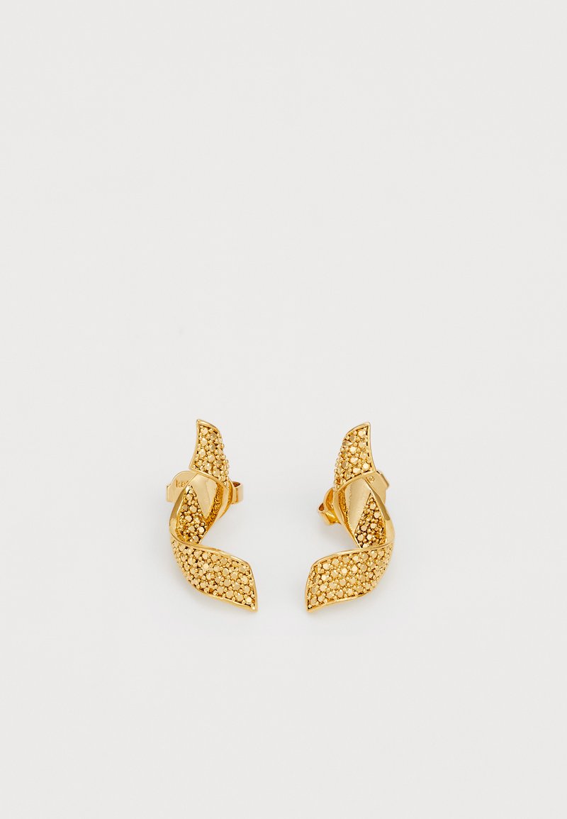Brincos em tom dourado com um design de folha torcida, adornados com pequenas pedras brilhantes e fixados com uma tarraxa.