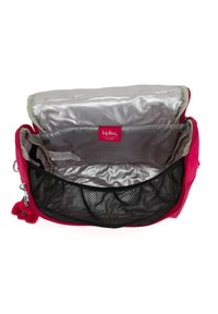 Sac Kipling rouge avec un intérieur métallique argenté brillant. Présente une poche en mesh noire et une petite étiquette logo rouge. Fermeture éclair.