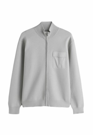 Svetlosivý kardigán na zips s rebrovaným golierom, manžetami a lemom, s jedným krytým vreckom na ľavej strane hrudi.