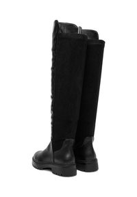 Botine negre până la genunchi care combină pielea netedă cu suede. Panouri texturate și o talpă robustă cu fermoare laterale.