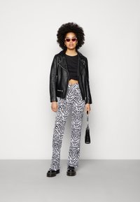 Noisy May NMPASA FLARED PANTS - Leggings - Calças - white