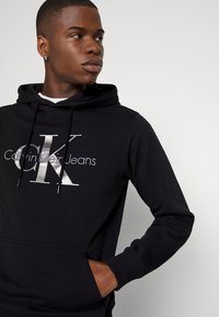 Calvin Klein Jeans SEASONAL MONOLOGO REGULAR HOODIE - Camisola - black