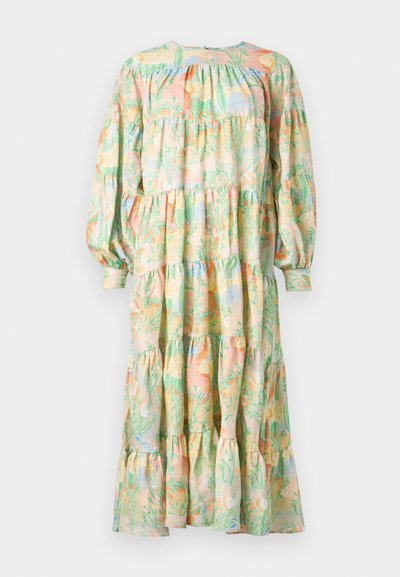 Pitkä, kerroksellinen mekko kevyestä kankaasta, jossa on pehmeä pastelliset kukkakuviot vihreissä, vaaleanpunaisissa ja keltaisissa sävyissä. Pitkät hihat ja pyöreä kaula-aukko.