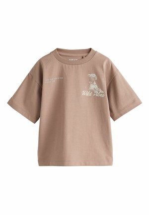 Taupe tričko s krátkym rukávom s leopardou grafikou, textom „Wild vibes“ a sloganom „Look for adventure & have fun“ na prednej strane.