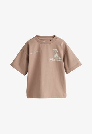 Taupe krótki rękaw T-shirt z grafiką lamparta, napisem "Wild vibes" i hasłem "Look for adventure & have fun" na przodzie.