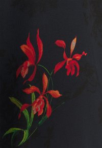 Tissu noir orné d'orchidées rouges vibrantes et de feuilles vertes. Le motif floral se distingue nettement sur le fond sombre.