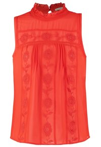 Blouse rouge sans manches en tissu transparent avec un col montant à volants et une broderie florale verticale sur le devant.