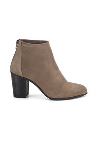 Bottine en daim taupe à bout arrondi et talon empilé de 3 pouces. Fermeture éclair latérale et texture lisse et douce.