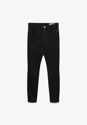 Črne ozke kavbojke z petimi žepi, zapiranjem na gumb in zanke za pas, položene na ravno površino na belem ozadju.