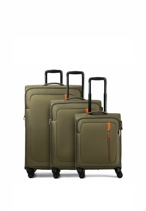 Trois valises à coque souple de couleur vert olive de tailles petite, moyenne et grande, chacune équipée de poignées noires extensibles et de quatre roues pivotantes.