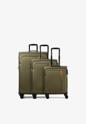 Tres maletas de concha blanda de color oliva en tamaños pequeño, mediano y grande, con asas negras extendidas y cuatro ruedas giratorias cada una.