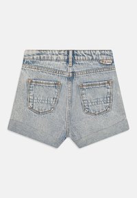 Shorts de mezclilla azul claro con un dobladillo deshilachado, dos bolsillos traseros y una etiqueta de marca. La tela tiene un aspecto texturizado y desgastado.