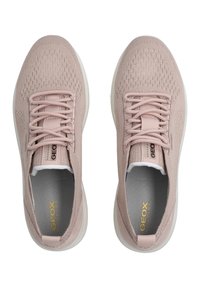 Sneakers in rete rosa chiaro con lacci piatti, suole bianche e motivi testurizzati discreti. Presenta il logo sulla linguetta e una morbida fodera interna.