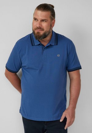 Niebieska koszulka polo z krótkim rękawem, z kontrastowym ciemnoniebieskim wykończeniem kołnierzyka i rękawów, oraz małym logo po lewej stronie klatki piersiowej.