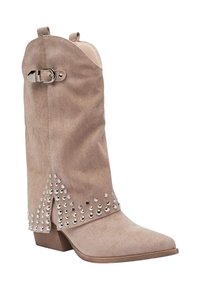 Bottine en suède marron avec un bout pointu, des clous décoratifs autour de la cheville et un détail de boucle sur le côté. Design à talon bloc.