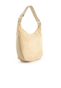 Beige Wildleder Hobo-Tasche mit strukturiertem Finish, ausgestattet mit einem glatten Lederboden und einem verstellbaren Tragegurt mit silberfarbenen Hardware-Details.