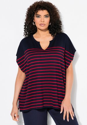 Top blu navy con righe orizzontali rosse, caratterizzato da un scollo a V e una silhouette ampia e fluida. Maniche corte e una consistenza liscia.