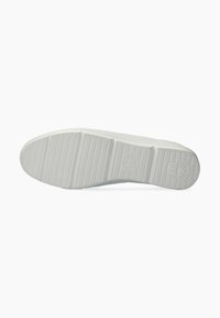 Sneaker blanche avec une semelle en caoutchouc texturée dotée de rainures horizontales et d'une impression discrète du logo. Design minimaliste et forme élégante.